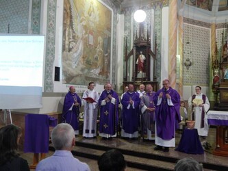 Missa na Igreja Matriz é celebrada por bispo Dom Felix Genn, da diocese de Münster, na Alemanha