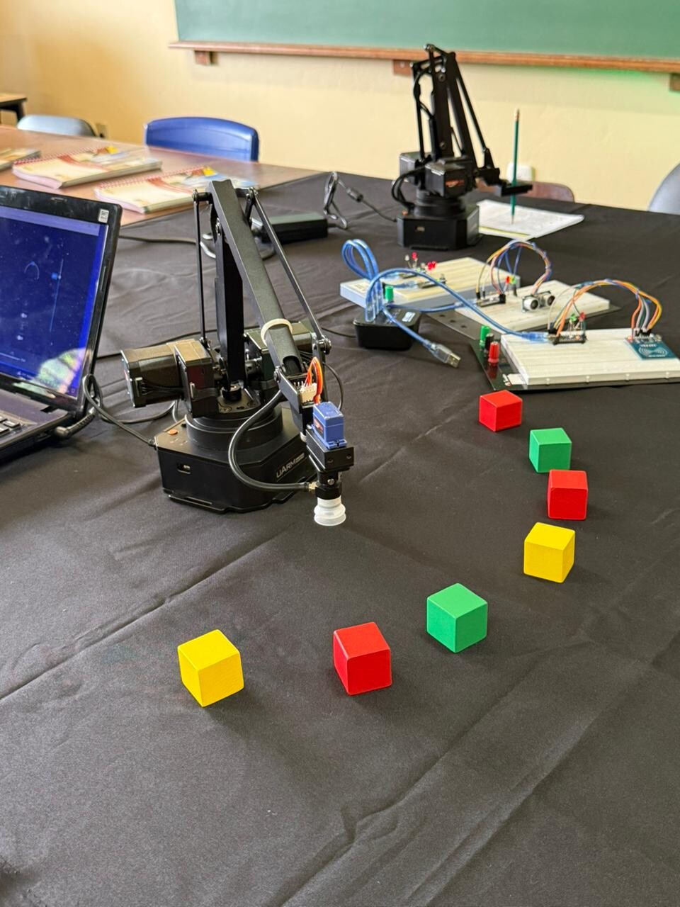 Projeto pioneiro: curso de robótica leva inovação a alunos da Escola “12 de Maio” projeto-pioneiro-curso-de-robotica-leva-inovacao-a-alunos-da-escola-12-de-maio