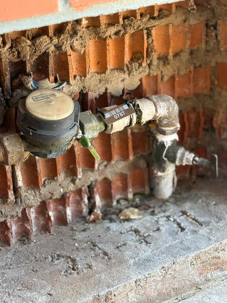 medicao-de-agua-mais-precisa-etiquetas-de-codigos-de-barras-sao-instalados-nos-hidrometros