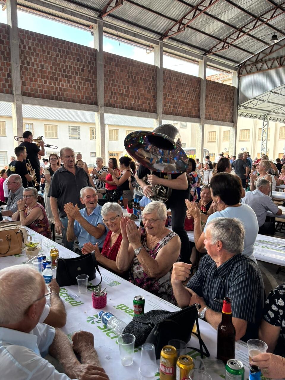 musica-danca-e-amizade-baile-do-viva-vida-reune-grande-publico